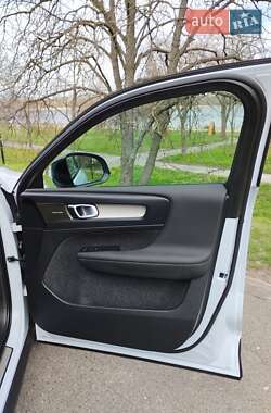 Внедорожник / Кроссовер Volvo XC40 2023 в 