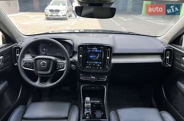 Внедорожник / Кроссовер Volvo XC40 2023 в 
