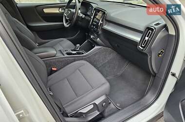 Внедорожник / Кроссовер Volvo XC40 2021 в 
