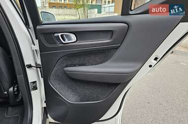 Внедорожник / Кроссовер Volvo XC40 2021 в 