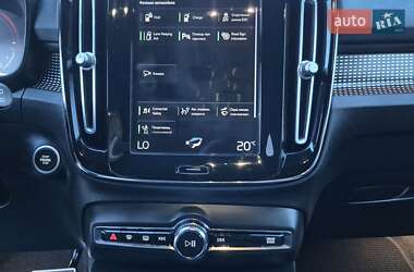 Позашляховик / Кросовер Volvo XC40 2021 в 