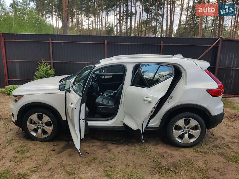Внедорожник / Кроссовер Volvo XC40 2021 в Киеве
