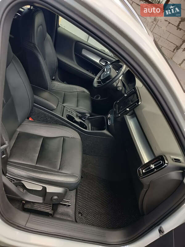 Внедорожник / Кроссовер Volvo XC40 2021 в Киеве