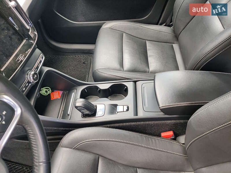 Внедорожник / Кроссовер Volvo XC40 2021 в Киеве