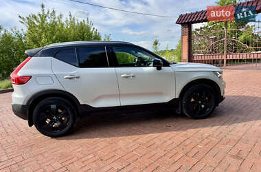 Внедорожник / Кроссовер Volvo XC40 2019 в 