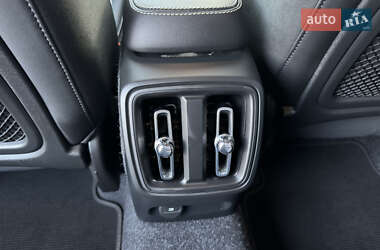 Позашляховик / Кросовер Volvo XC40 2021 в 