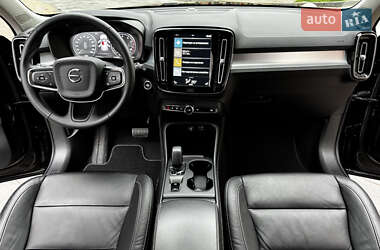 Позашляховик / Кросовер Volvo XC40 2022 в 