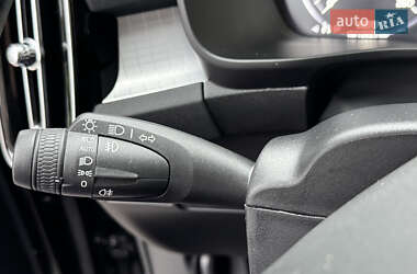 Позашляховик / Кросовер Volvo XC40 2022 в 