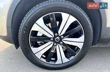 Позашляховик / Кросовер Volvo XC40 2023 в 