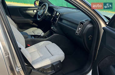 Позашляховик / Кросовер Volvo XC40 2023 в 