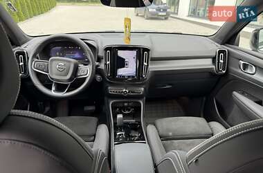 Внедорожник / Кроссовер Volvo XC40 2023 в 