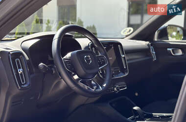 Внедорожник / Кроссовер Volvo XC40 2023 в 