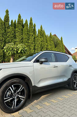Позашляховик / Кросовер Volvo XC40 2025 в 