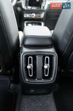 Внедорожник / Кроссовер Volvo XC40 2021 в 