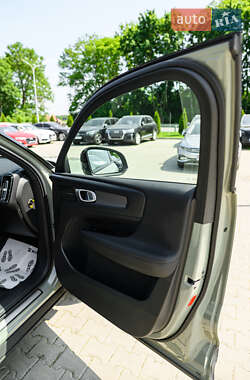 Внедорожник / Кроссовер Volvo XC40 2021 в 