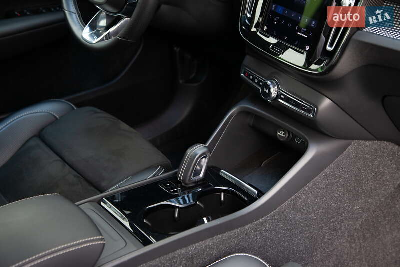 Внедорожник / Кроссовер Volvo XC40 2021 в Киеве