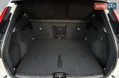 Внедорожник / Кроссовер Volvo XC40 2024 в 