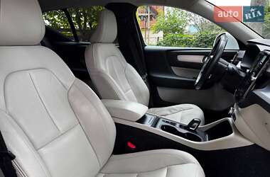 Внедорожник / Кроссовер Volvo XC40 2018 в 
