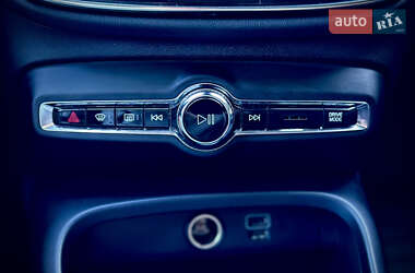 Внедорожник / Кроссовер Volvo XC40 2020 в 