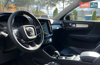 Позашляховик / Кросовер Volvo XC40 2022 в 