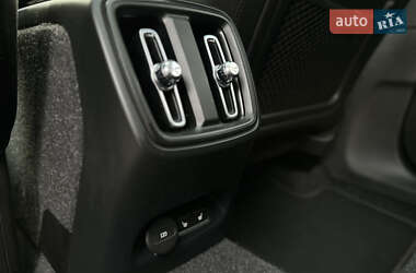 Внедорожник / Кроссовер Volvo XC40 2021 в 