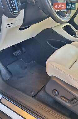 Внедорожник / Кроссовер Volvo XC40 2018 в 