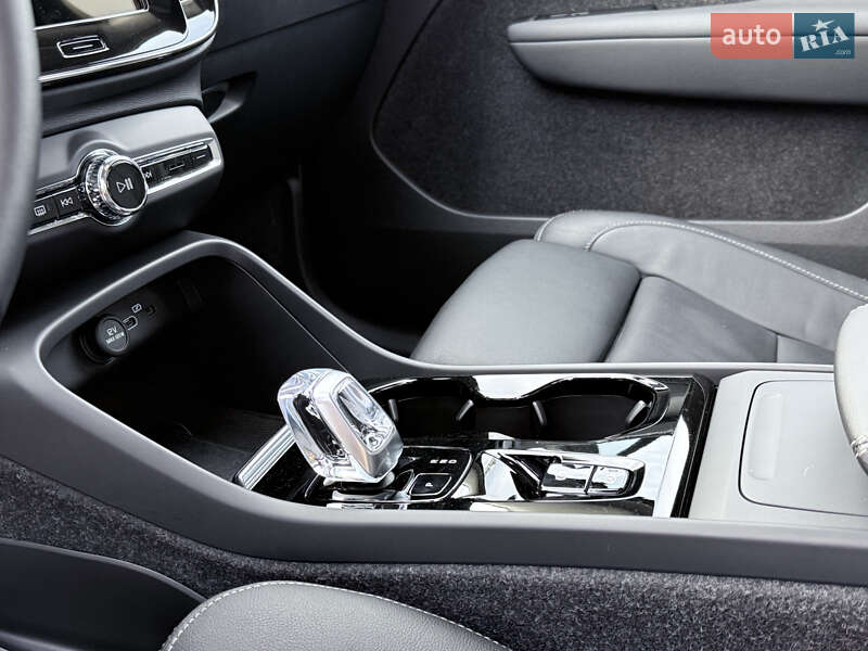 Внедорожник / Кроссовер Volvo XC40 2024 в Киеве