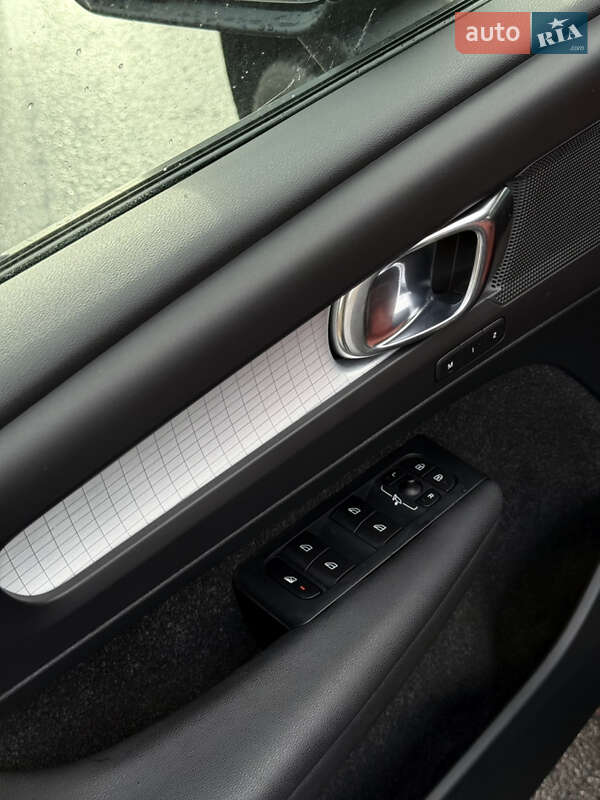 Внедорожник / Кроссовер Volvo XC40 2018 в Новояворовске