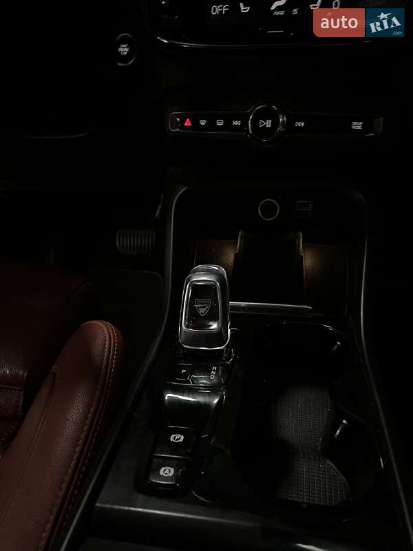 Внедорожник / Кроссовер Volvo XC40 2018 в Киеве