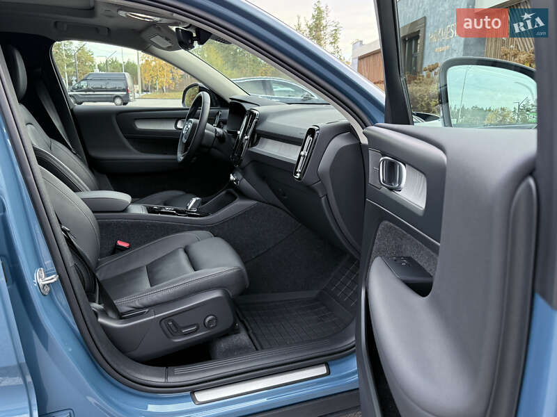Внедорожник / Кроссовер Volvo XC40 2024 в Киеве