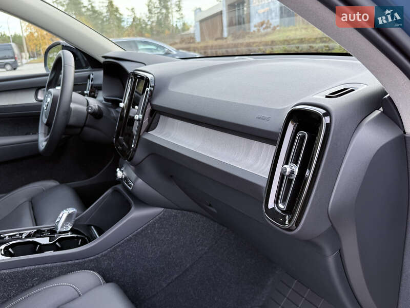 Внедорожник / Кроссовер Volvo XC40 2024 в Киеве