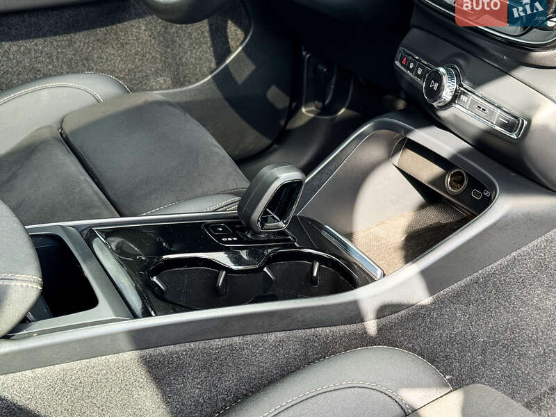 Внедорожник / Кроссовер Volvo XC40 2023 в Ровно