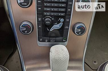 Позашляховик / Кросовер Volvo XC60 2011 в 