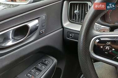 Позашляховик / Кросовер Volvo XC60 2019 в 