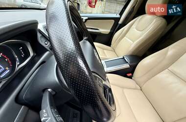Внедорожник / Кроссовер Volvo XC60 2015 в 
