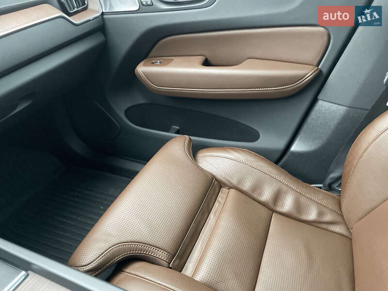 Внедорожник / Кроссовер Volvo XC60 2022 в Киеве