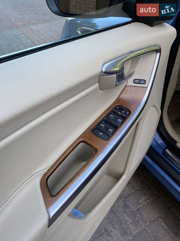 Внедорожник / Кроссовер Volvo XC60 2015 в Киеве