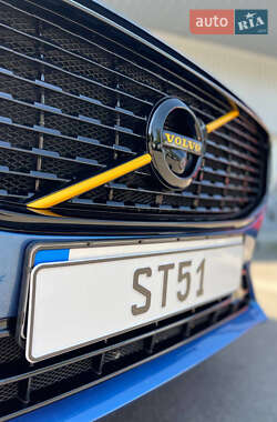 Внедорожник / Кроссовер Volvo XC60 2017 в 