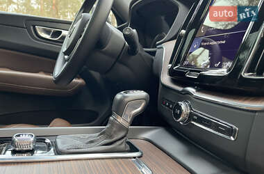 Внедорожник / Кроссовер Volvo XC60 2021 в 