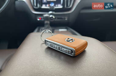 Внедорожник / Кроссовер Volvo XC60 2021 в 