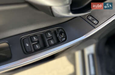 Внедорожник / Кроссовер Volvo XC60 2015 в 