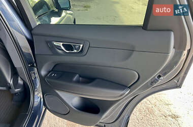 Внедорожник / Кроссовер Volvo XC60 2023 в 