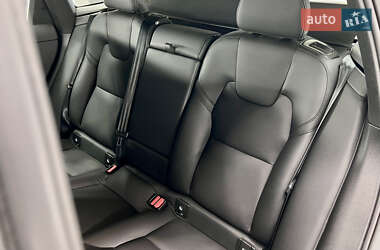 Внедорожник / Кроссовер Volvo XC60 2023 в 