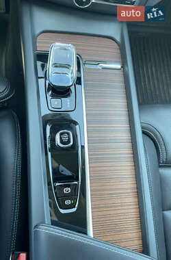 Внедорожник / Кроссовер Volvo XC60 2023 в 