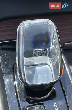 Внедорожник / Кроссовер Volvo XC60 2023 в 