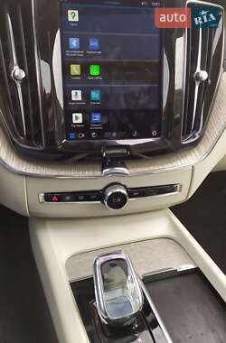 Внедорожник / Кроссовер Volvo XC60 2022 в 