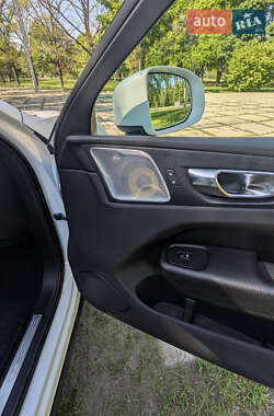 Внедорожник / Кроссовер Volvo XC60 2018 в 