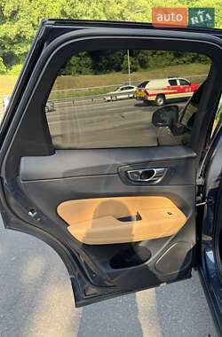 Внедорожник / Кроссовер Volvo XC60 2022 в 