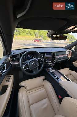 Внедорожник / Кроссовер Volvo XC60 2022 в 