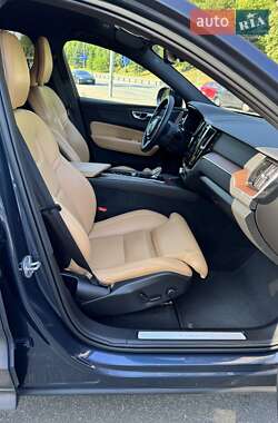 Внедорожник / Кроссовер Volvo XC60 2022 в 